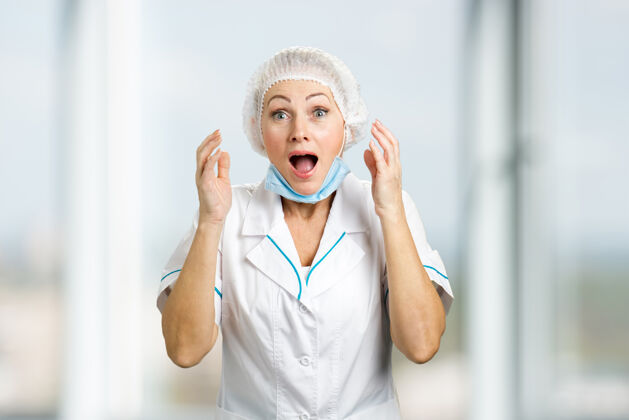 实验室快乐成熟的女医生兴奋的护士张嘴举手人类的面部表情情感职业女性