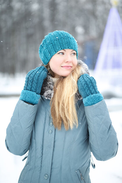 天气美丽的冬日少女画像 在冬日的风景中冰冻肖像随意