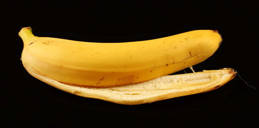 香蕉香蕉皮在黑暗的表面事故垃圾剥皮