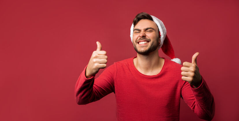 圣诞节穿红毛衣戴圣诞帽的白种人节日人帅哥