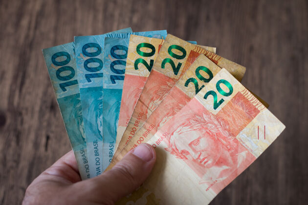 货币手握巴西货币钞票.金融概念金融经济巴西
