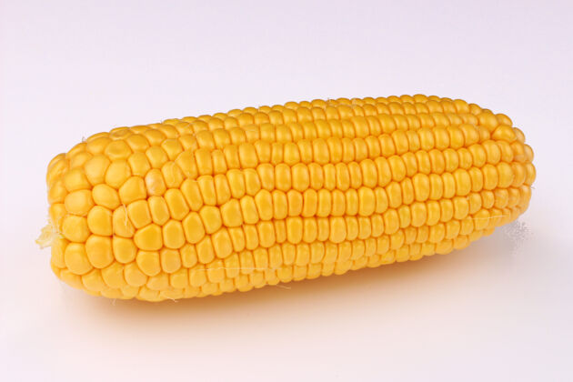 配料一颗玉米芯在白色的表面上玉米棒生的谷粒
