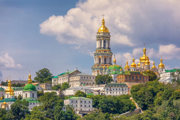 教堂在夏天的日子里 可以看到基辅佩切斯克拉夫拉金色的圆顶和相关的修道院建筑基辅大教堂修道院