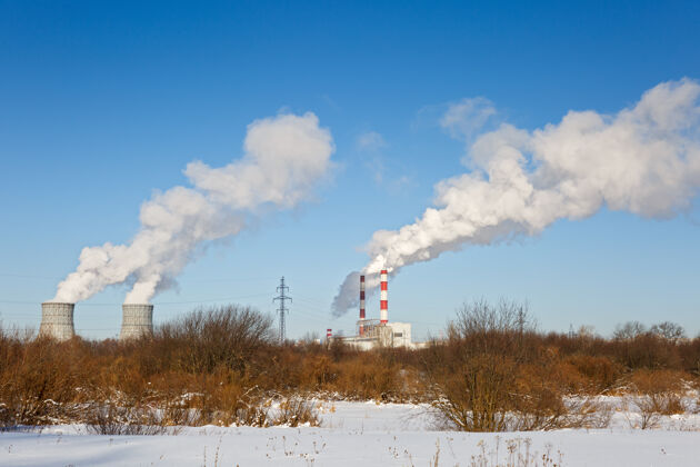 烟雾发电供热站的景色 冬天烟囱里冒出的烟蒸汽管道能源