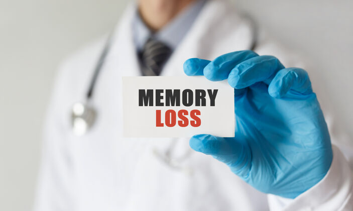 抱着医生拿着一张有文字记忆丧失的卡片 医学概念精神保健记忆