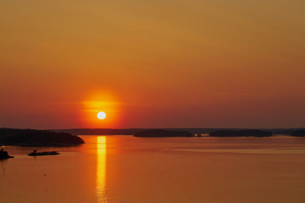 自然纳坦塔利的金色夕阳 芬兰.反思太阳落在地上水副本空间夜晚景观海浪