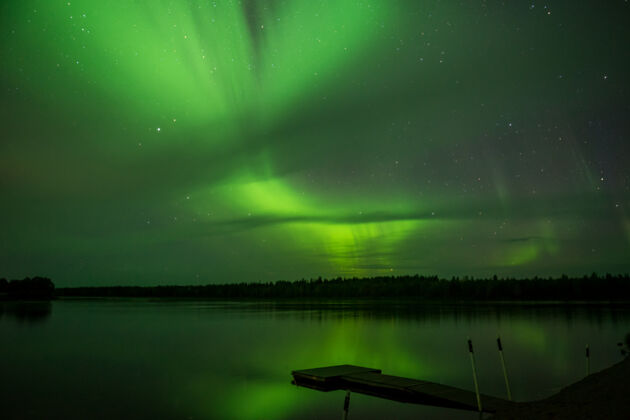 极光芬兰湖上的北极光 迷人的夜景北方绿色户外