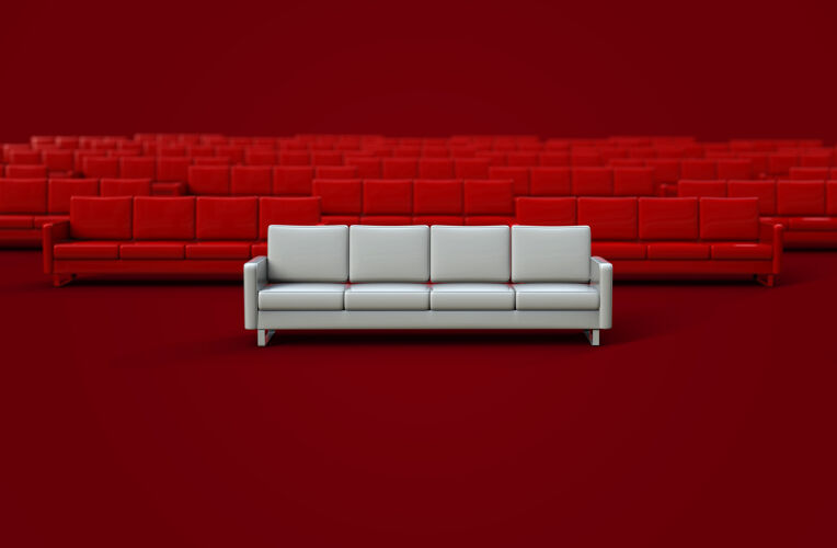 休息室红色背景上的白色真皮沙发3d渲染经典渲染轻松