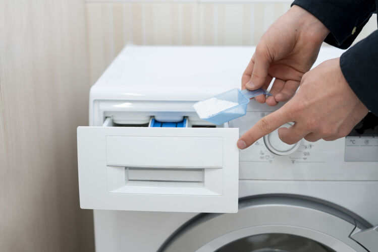 塑料把洗衣粉装进洗衣机物质家庭洗涤剂