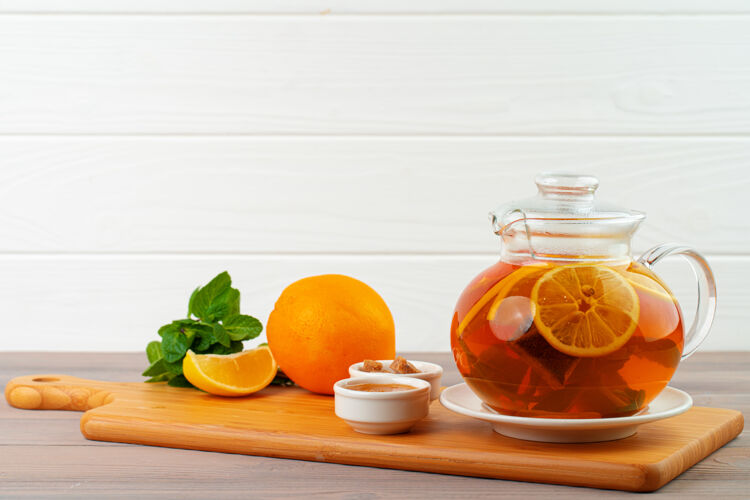 热茶红茶和柑橘片的玻璃茶壶圣诞节传统茶壶