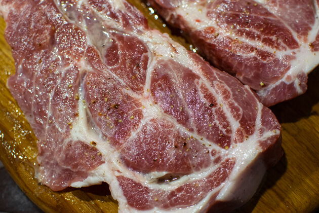 蛋白质新鲜肉排配胡椒粉 在木板上腌制烧烤牛肉烧烤
