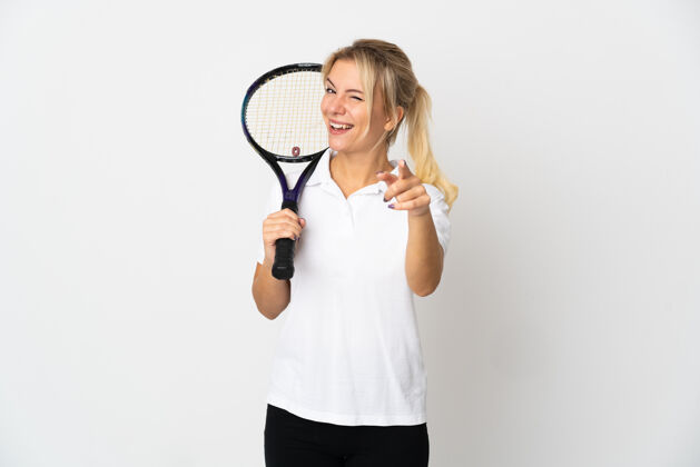 休闲年轻的俄罗斯女子网球运动员孤立的白色背景 指着前面的快乐表情手势游戏女孩