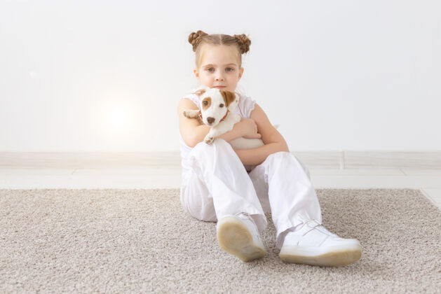 魅力狗 宠物和动物的概念-小女孩坐在小狗杰克罗素梗猎犬狗杰克