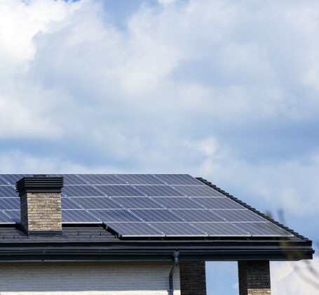 天空住宅屋顶采用太阳能板绿色能源和能源独立概念更新清洁房子
