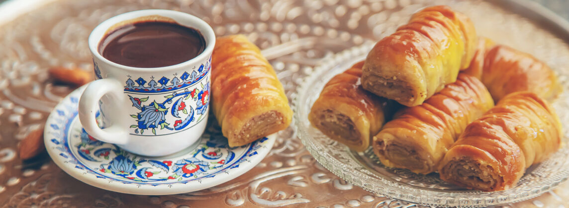 木材一杯土耳其咖啡和baklava坚果土耳其菜新鲜
