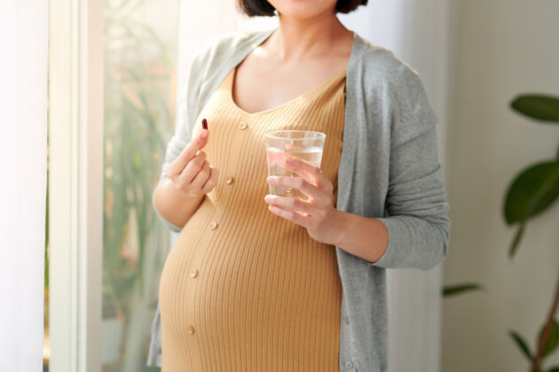 成人孕妇服用维生素片韩国人腹部孕妇