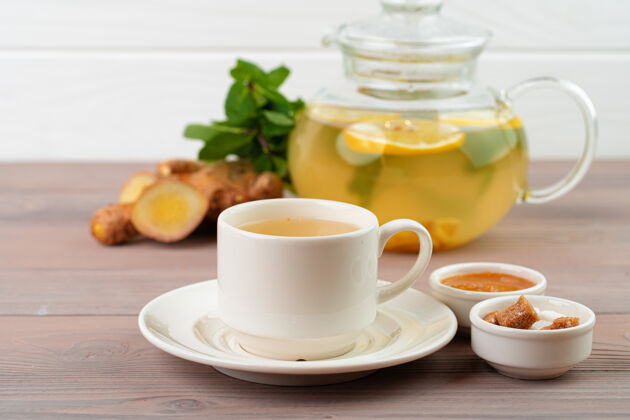 根玻璃茶壶里有姜和柑橘玻璃切片液体