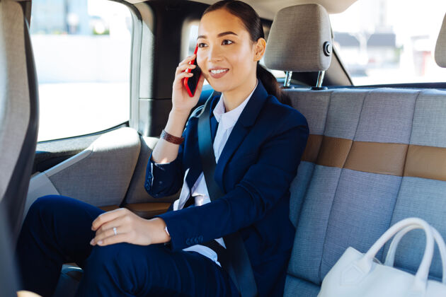 移动手机连接很好的女人在车里接电话宽容汽车人