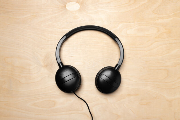 音乐黑色耳机 木质表面有电线音量立体声娱乐