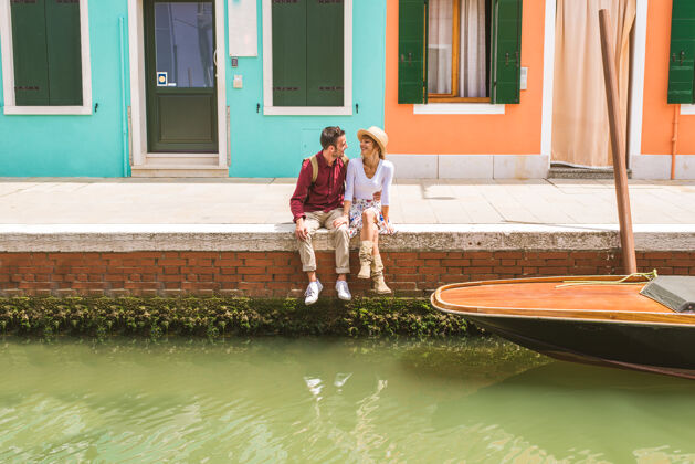 女孩年轻夫妇在威尼斯游玩-游客在意大利旅游和观光威尼斯最相关的地标-关于生活方式 旅游 旅游的概念欧洲情人浪漫