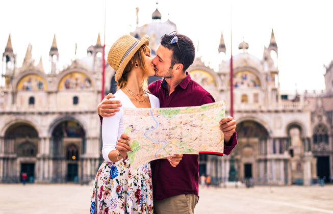 旅游年轻夫妇在威尼斯游玩-游客在意大利旅游和观光威尼斯最相关的地标-关于生活方式 旅游 旅游的概念城市目的地地图