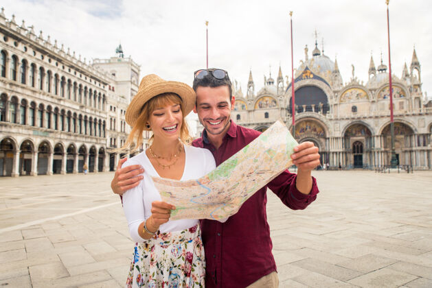 浪漫年轻夫妇在威尼斯游玩-游客在意大利旅游和观光威尼斯最相关的地标-关于生活方式 旅游 旅游的概念微笑目的地度假