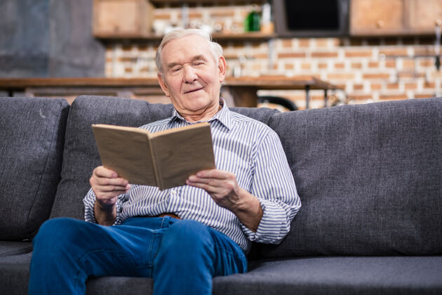 成人坐在家里读小说的可爱老人休闲爱好家庭
