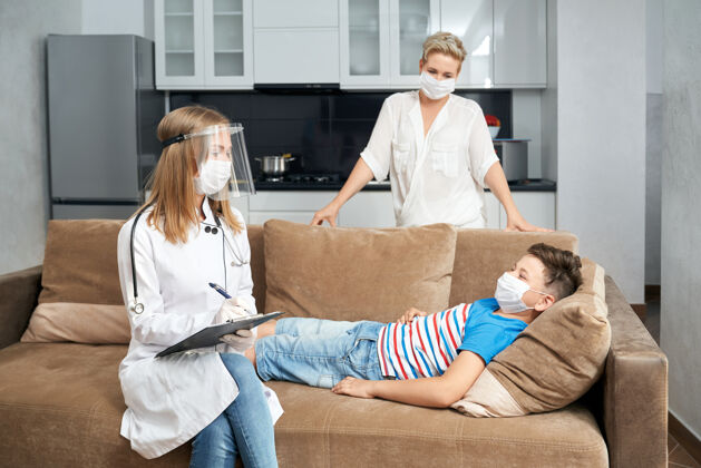 防护儿科医生在大流行期间在家检查生病的男孩检查听诊器预防