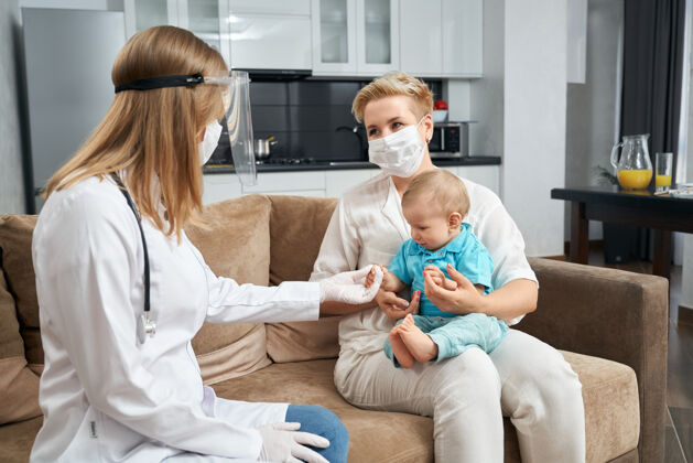 药品称职的口罩医生在家检查宝宝父母治疗防护