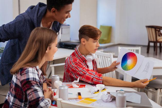 活动艺术类学生有前途的创意艺术类学生在看调色板时感到好奇 选择合适的颜色乐观讨论商业