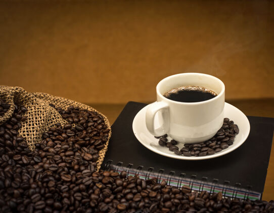 咖啡一杯加咖啡豆的热咖啡蛋糕拿铁杯子