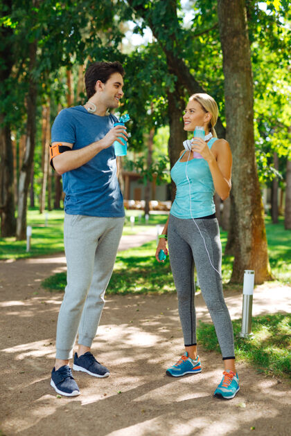 物理愉快的互动快乐积极的人在锻炼期间休息时进行愉快的交谈液体男性运动