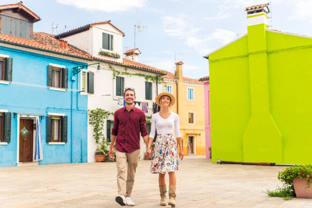 意大利年轻夫妇在威尼斯游玩-游客在意大利旅游和观光威尼斯最相关的地标-关于生活方式 旅游 旅游的概念男人影响者旅游