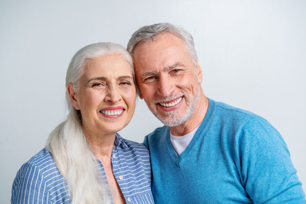 退休美丽的老年情侣-老人肖像男人老年人成熟