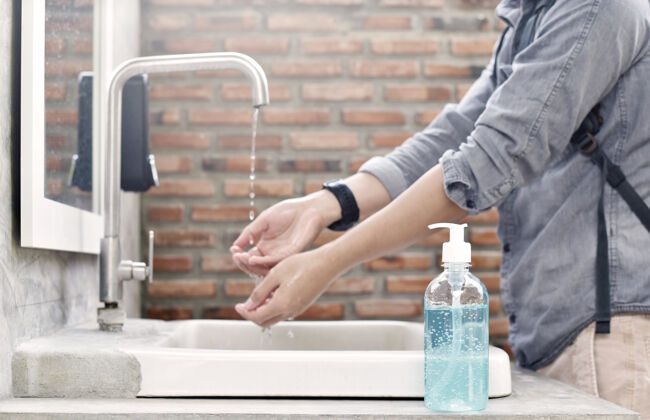 人一个男人用肥皂洗手时的特写镜头 卫生概念擦洗人浴室