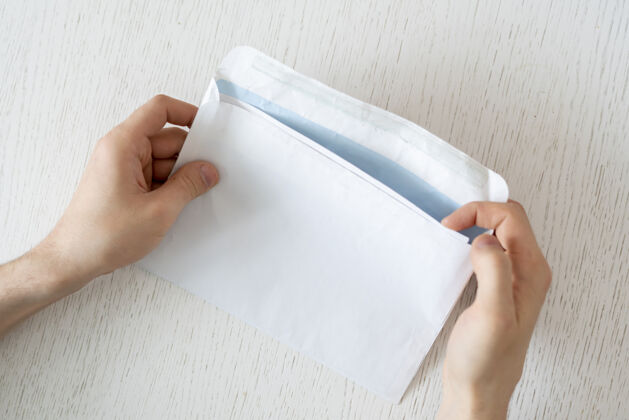 空白双手拿着信封准备寄信年份礼物邮件
