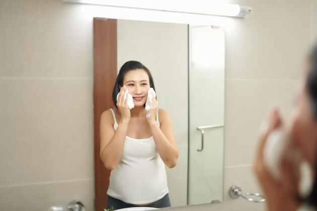 水疗年轻孕妇洗脸女性脸水