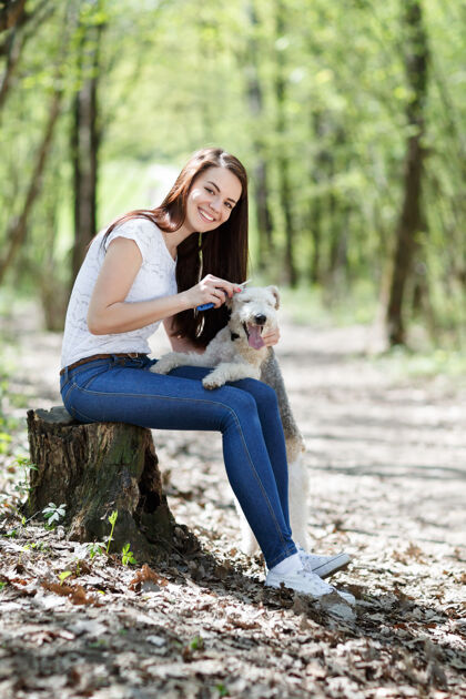 训练美丽少女和她的狗的画像可爱散步女人