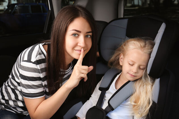 驾驶年轻女子在车里熟睡的女孩旁边默不作声座椅疲劳制造