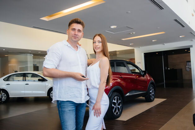 汽车一对年轻幸福的夫妇很高兴买一辆新车购车男人零售汽车