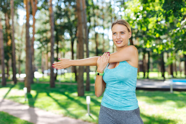 愉快运动锻炼快乐积极的女人一边运动一边移动身体木头平衡瑜伽
