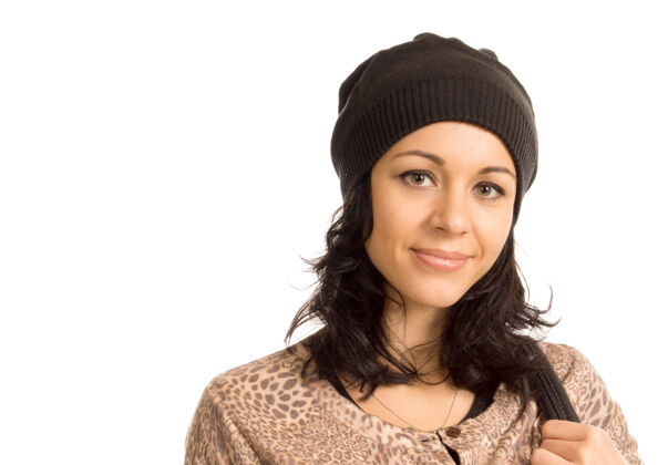 女士美丽的女人带着可爱的微笑戴着针织的冬日帽 头和肩上的肖像隔离在白色上年轻女人肖像