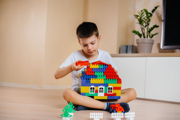 建筑一个小男孩玩着一个建筑工具 为全家建造了一座大房子建造一个家庭住宅游戏室设计师收藏
