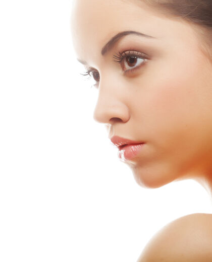 肩膀漂亮女人的脸和干净的皮肤皮肤护理健康平静