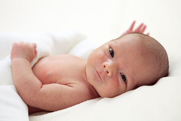 房子可爱的男婴每周都会被毯子覆盖特写婴儿身体