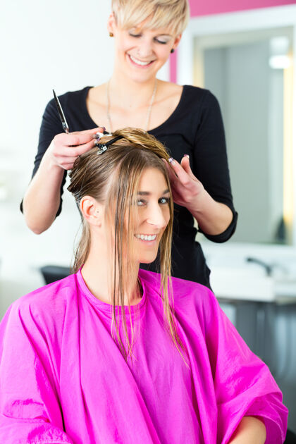 人理发师-发型师剪头发 女顾客理发手工作发型师