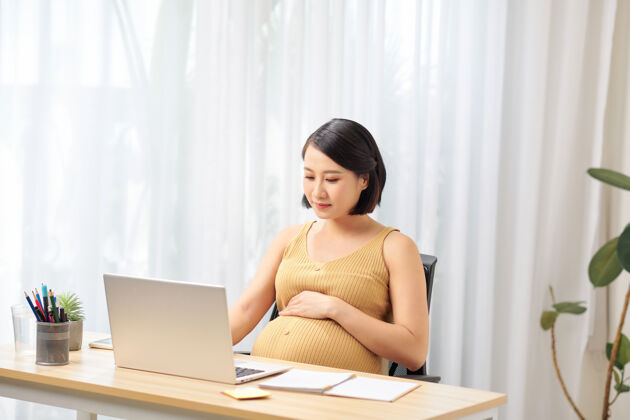 电脑选择重点孕妇使用笔记本电脑 而在家工作白天孕妇母亲