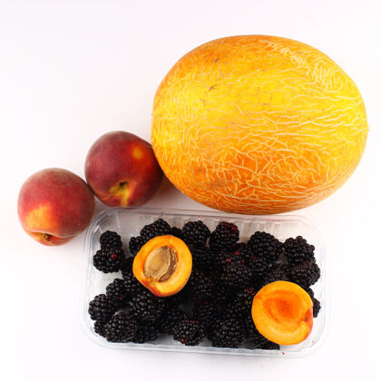 黑莓秋葵 甜瓜 桃子和杏子在白色的表面上滋养叶风味