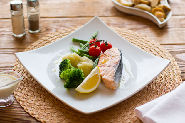 健康三文鱼牛排配蔬菜和柠檬柠檬食物番茄