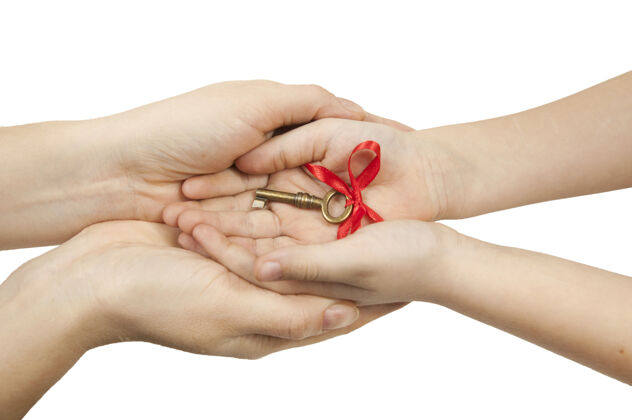 赠送复古钥匙用红色蝴蝶结在手上 手掌放在白色隔离墙上 给无家可归者提供住房的概念房地产钥匙房子钥匙